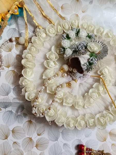White Rose & Pearl Designer Laddu Gopal Poshak Set - Image 1